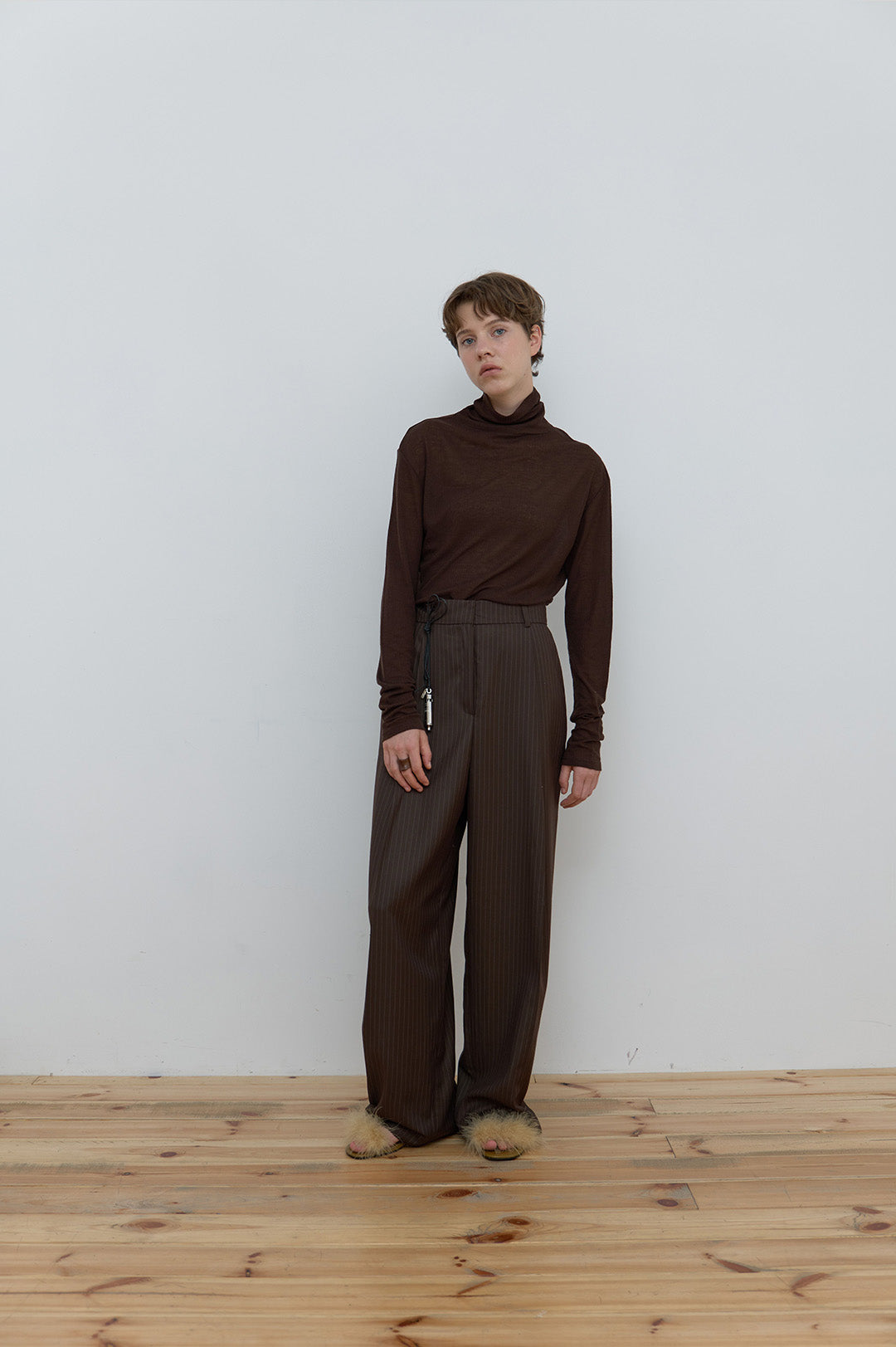 BASIC TURTLE NECK TOP LIGHT BROWN