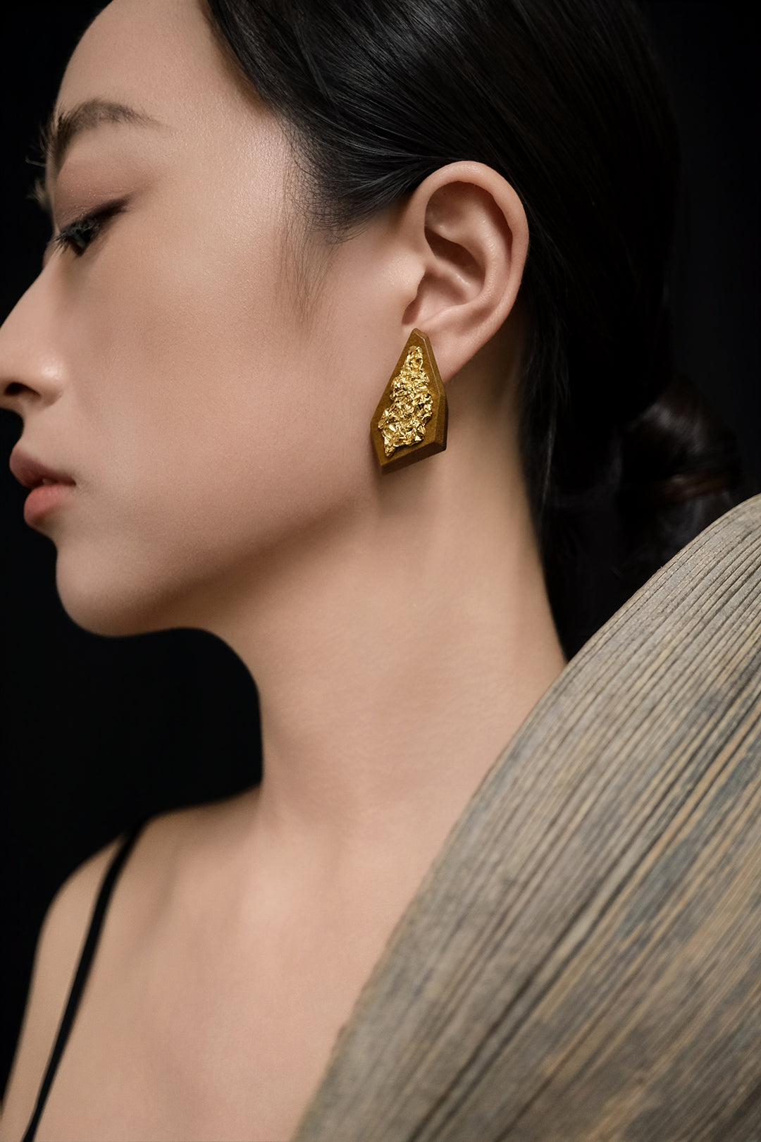 Refracted Light Asymmetric Large Ear Stud Golden Nanmu Wood Gold