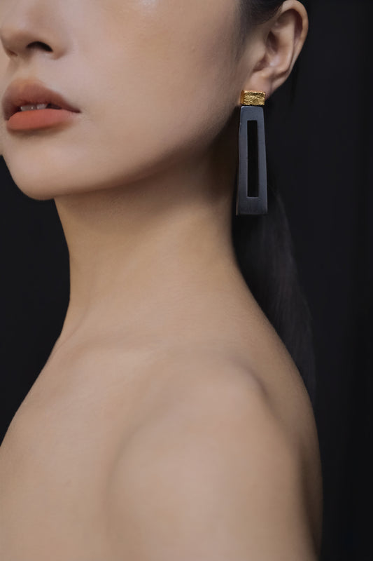 Li Realm Window Lattice Shadow Earring Ebony Gold
