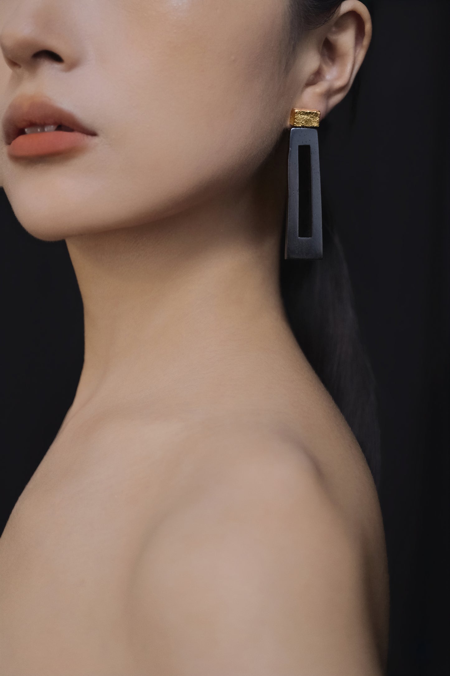 Li Realm Window Lattice Shadow Earring Ebony Gold