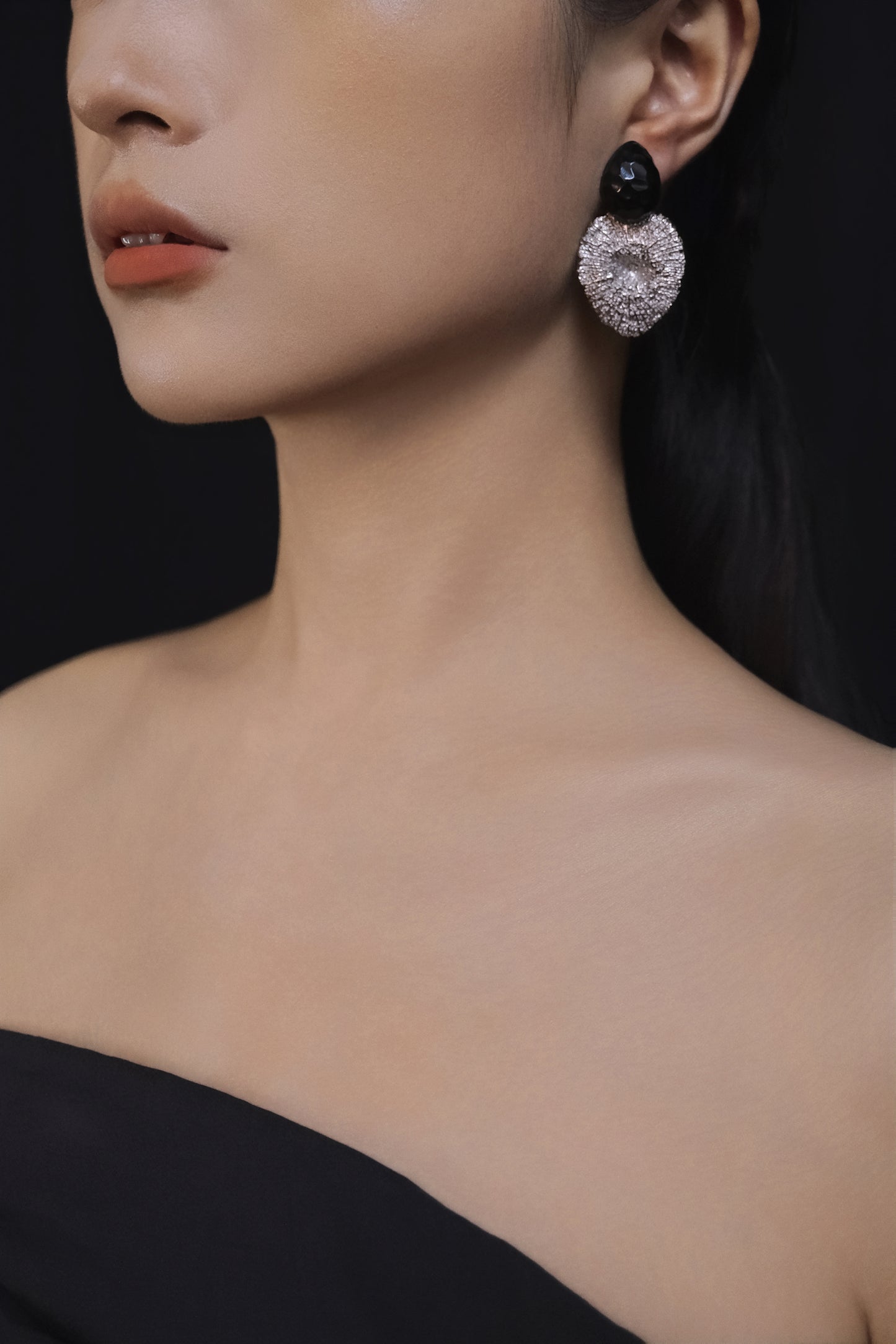 Li Realm Gilded Heart Kiss Earring Ebony Silver Palladium Plated