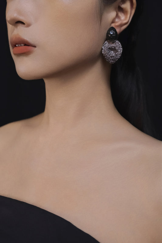 Li Realm Gilded Heart Kiss Earring Ebony Silver Antiqued