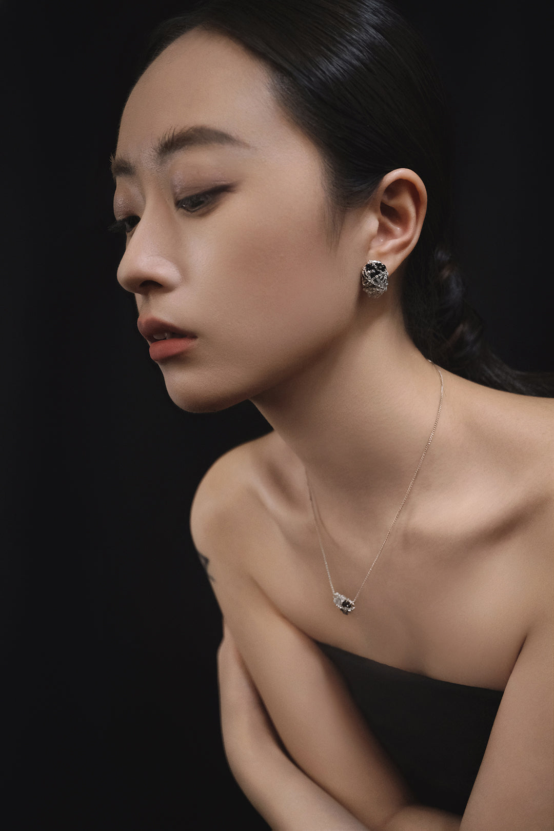 Li Realm Crystal Dome Dazzling Light Trace Mini Necklace