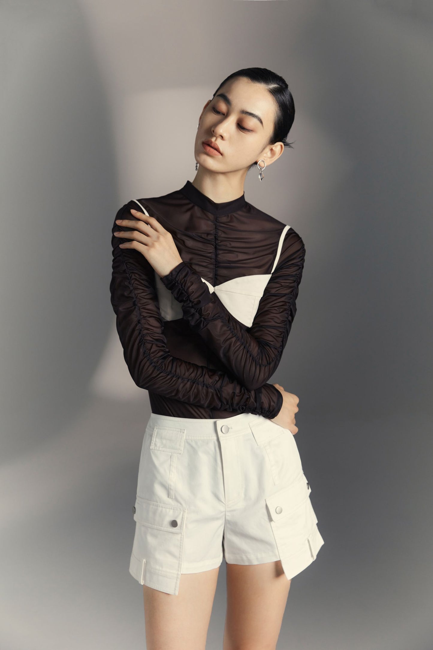 Inverted waist opening shorts