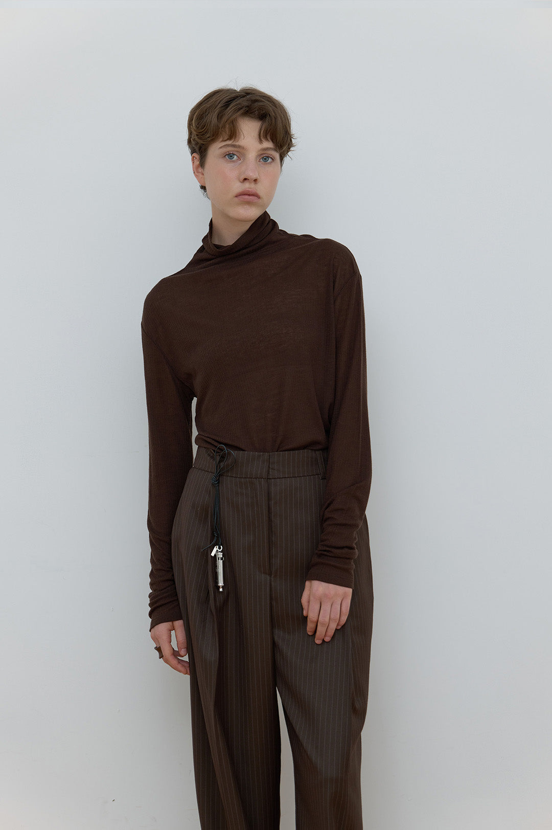 BASIC TURTLE NECK TOP LIGHT BROWN