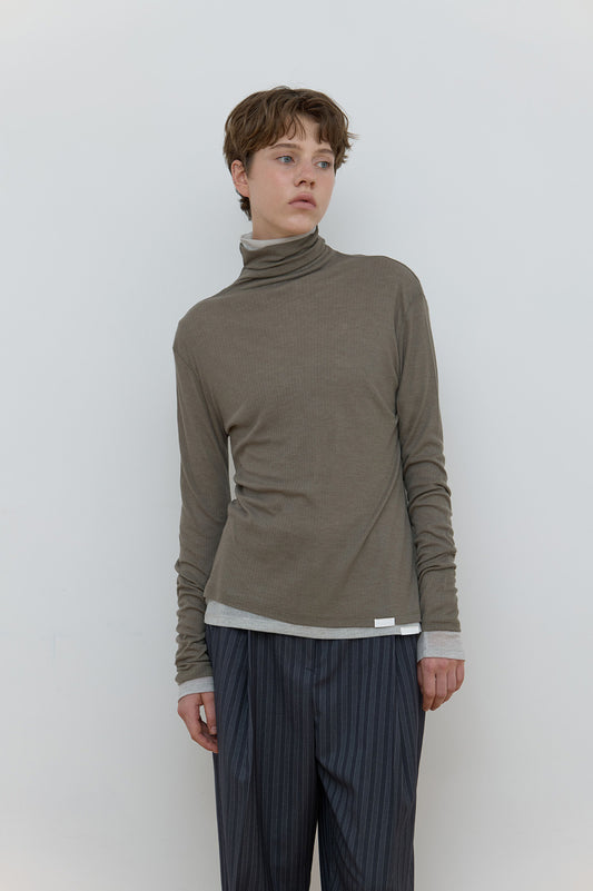 BASIC TURTLE NECK TOP LIGHT KHAKI