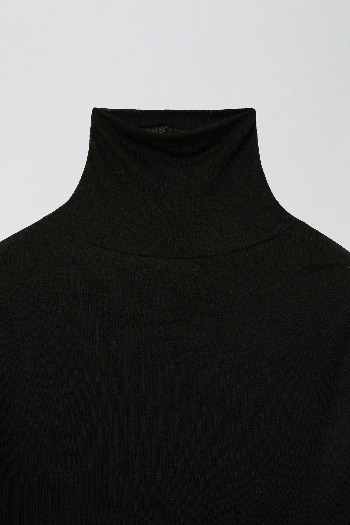BASIC TURTLE NECK TOP LIGHT BLACK