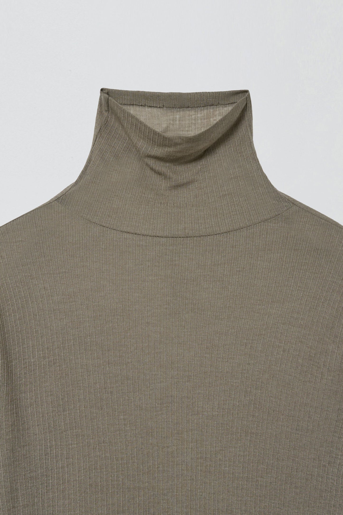 BASIC TURTLE NECK TOP LIGHT KHAKI