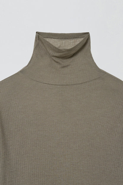 BASIC TURTLE NECK TOP LIGHT KHAKI