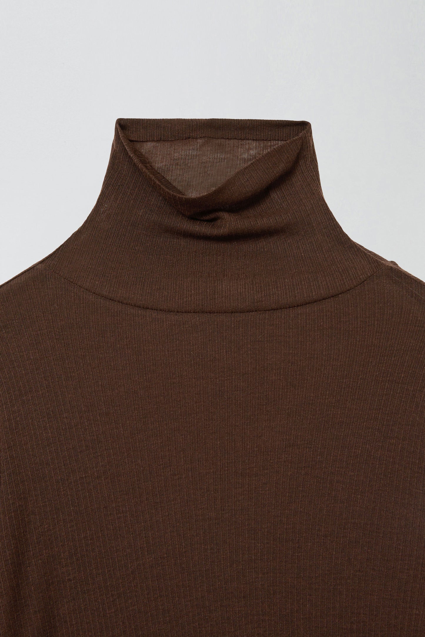 BASIC TURTLE NECK TOP LIGHT BROWN