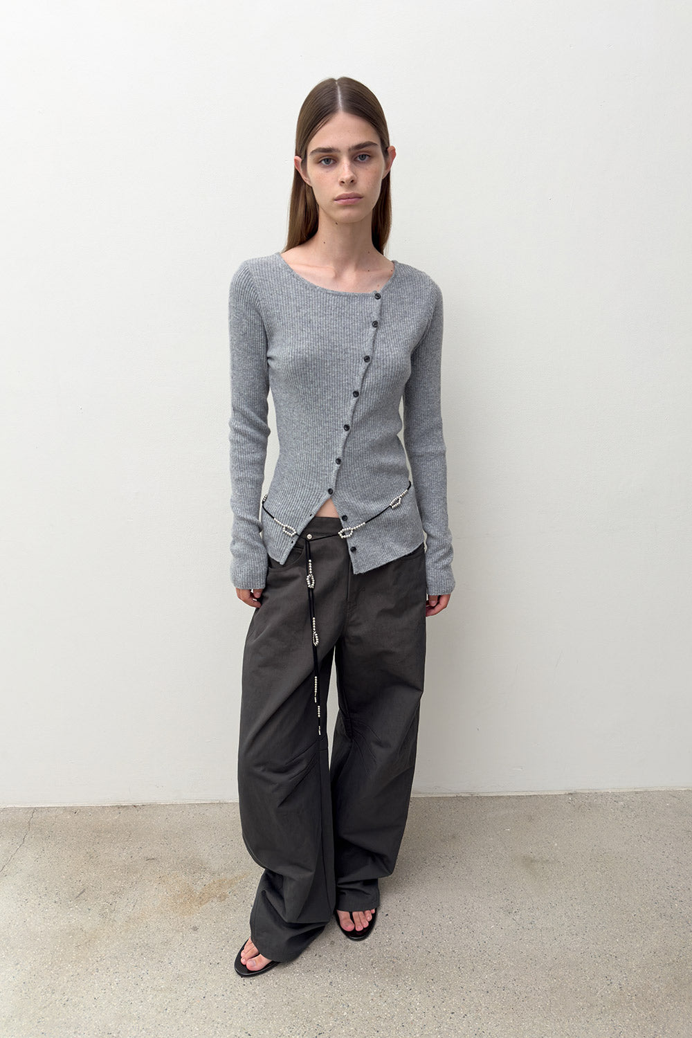 DIAGONAL BUTTON KNIT GREY