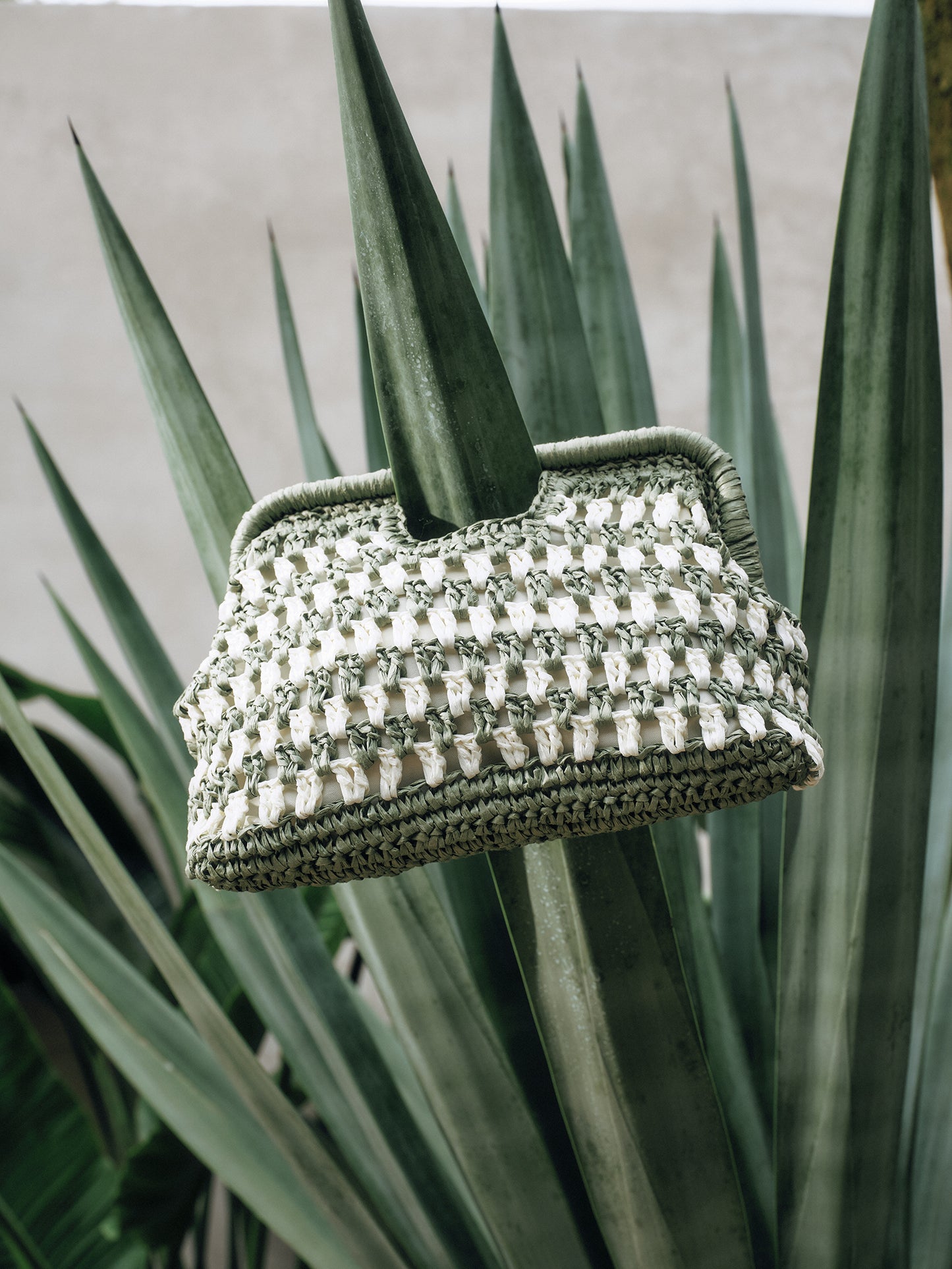 Cloud-shaped Straw Clutch Bag