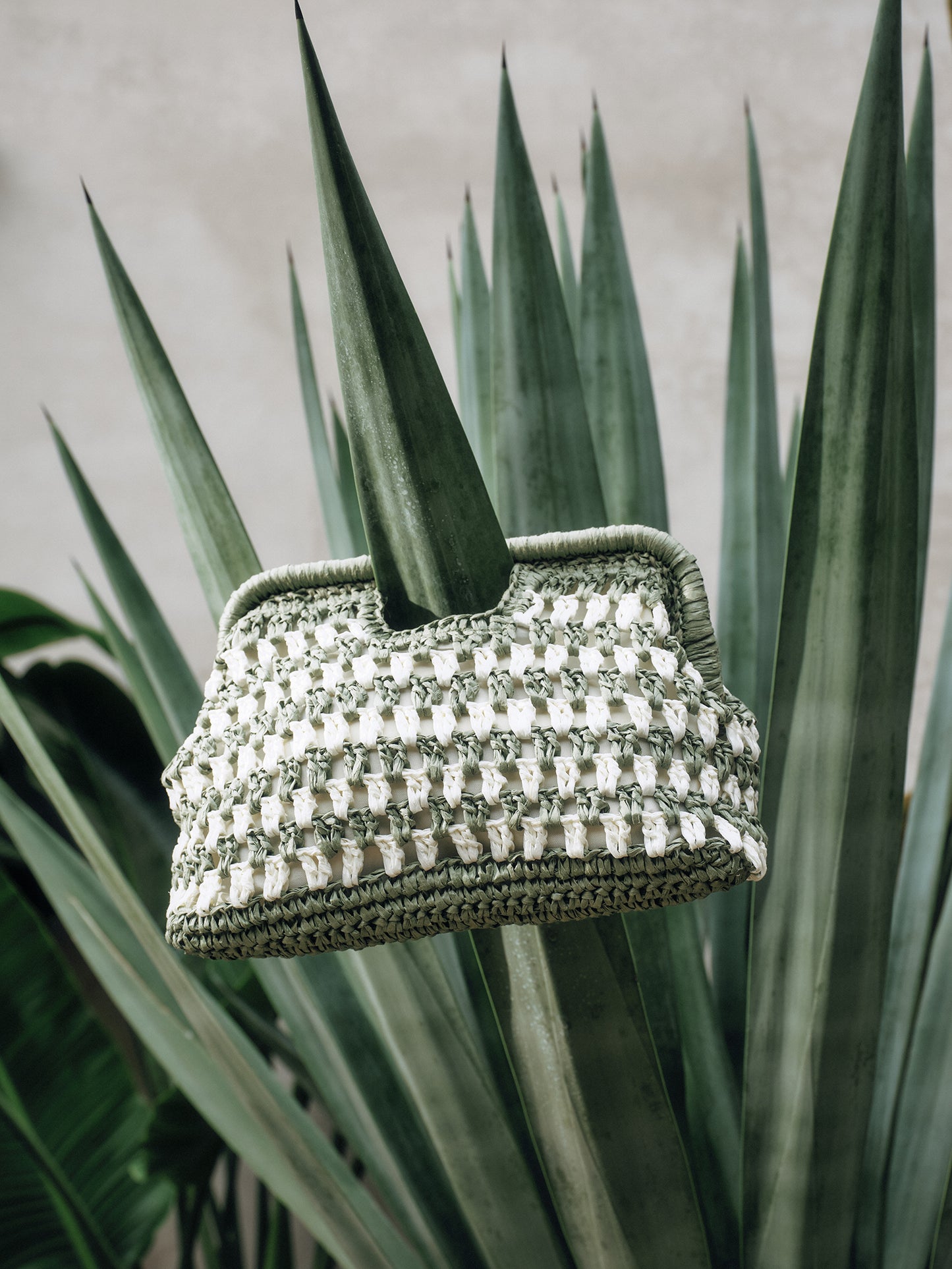 Cloud-shaped Straw Clutch Bag