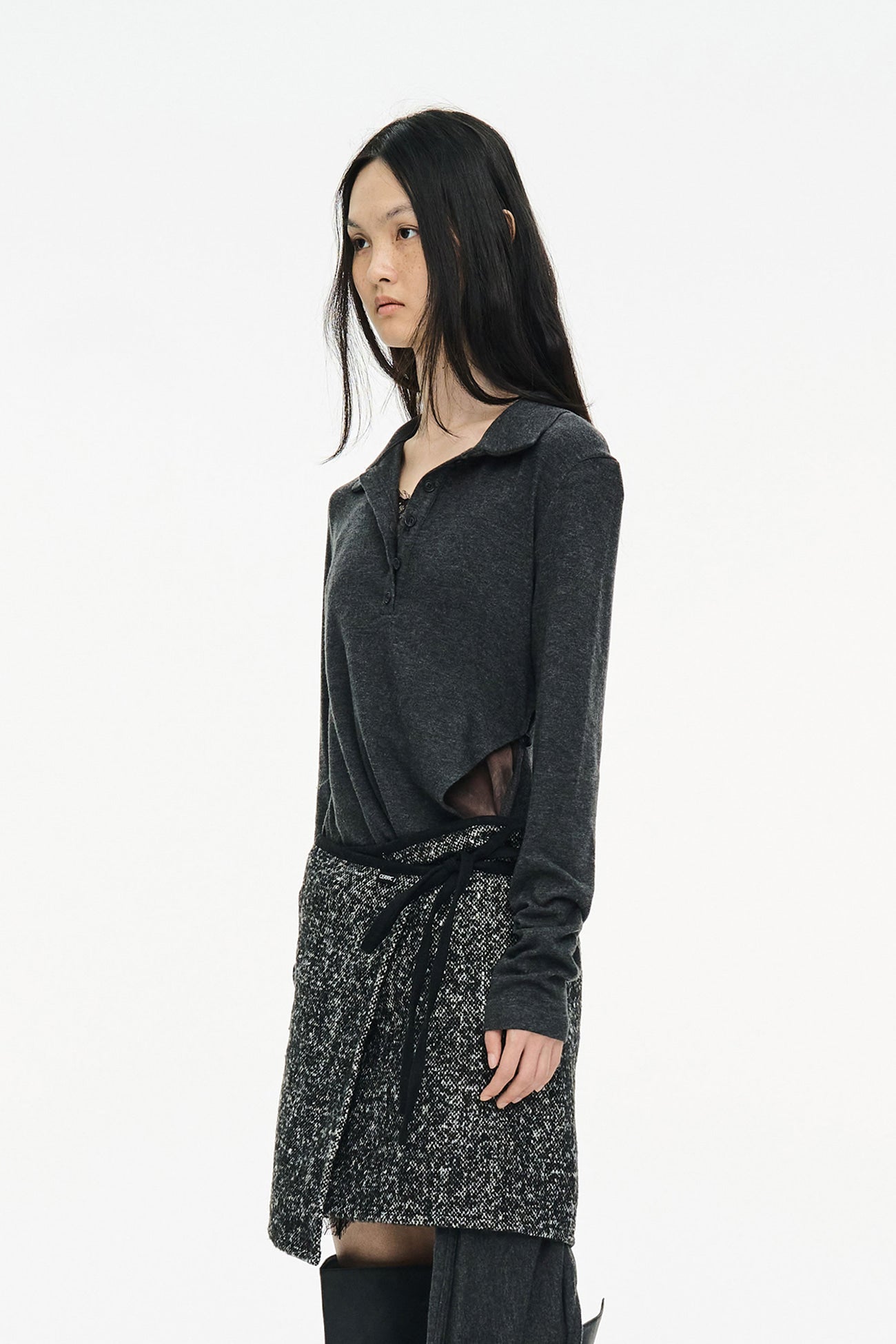 TWIST BUTTON TOP / CHARCOAL