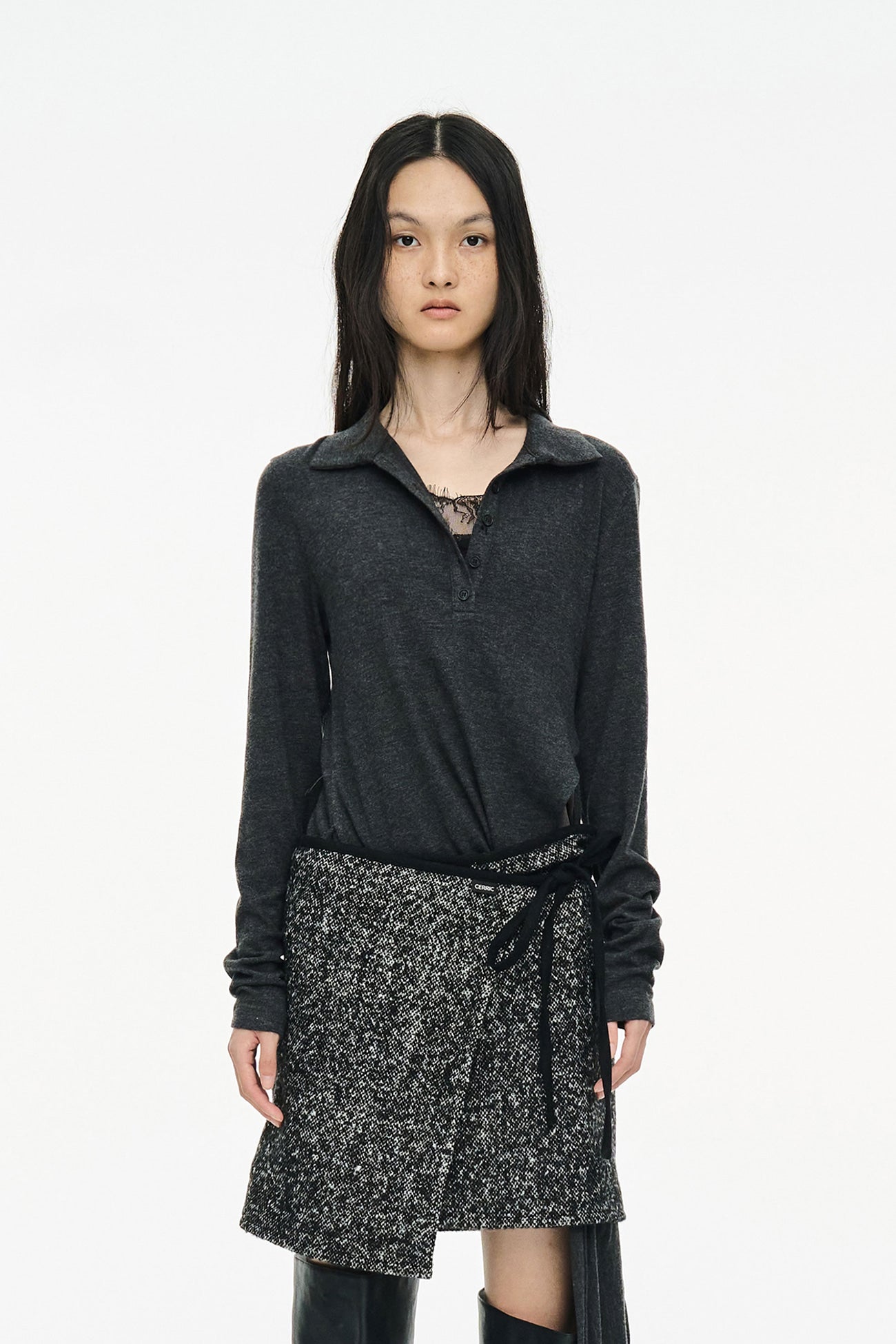 TWIST BUTTON TOP / CHARCOAL