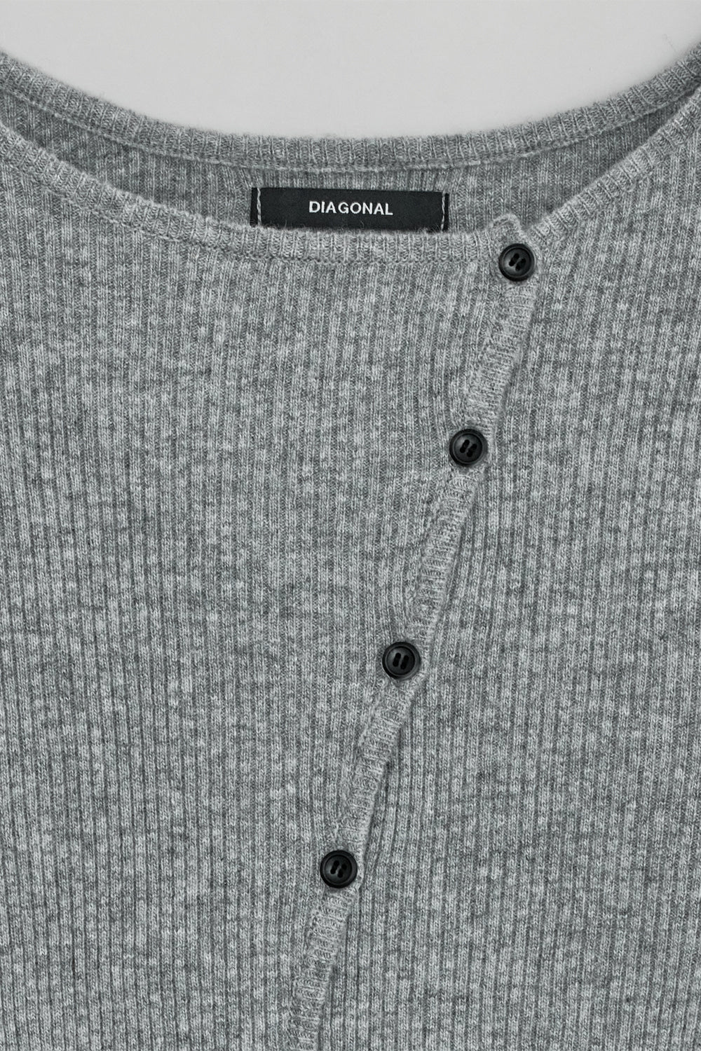 DIAGONAL BUTTON KNIT GREY