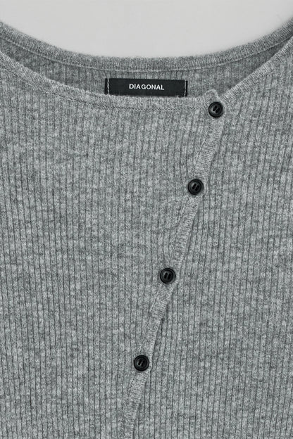 DIAGONAL BUTTON KNIT GREY