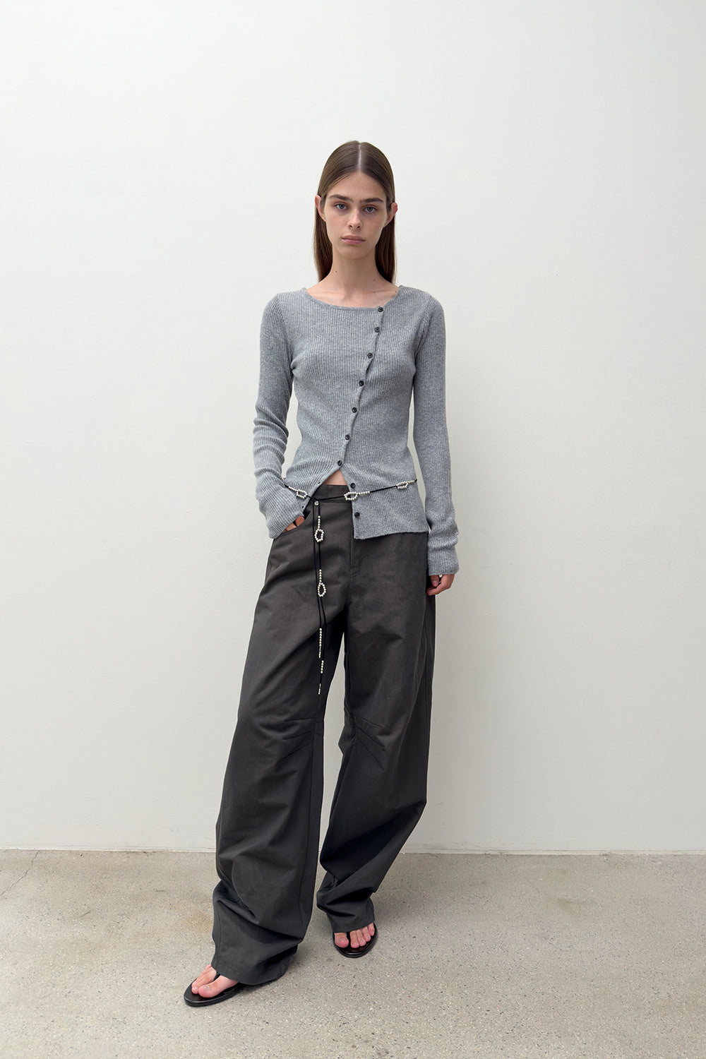 DIAGONAL BUTTON KNIT GREY