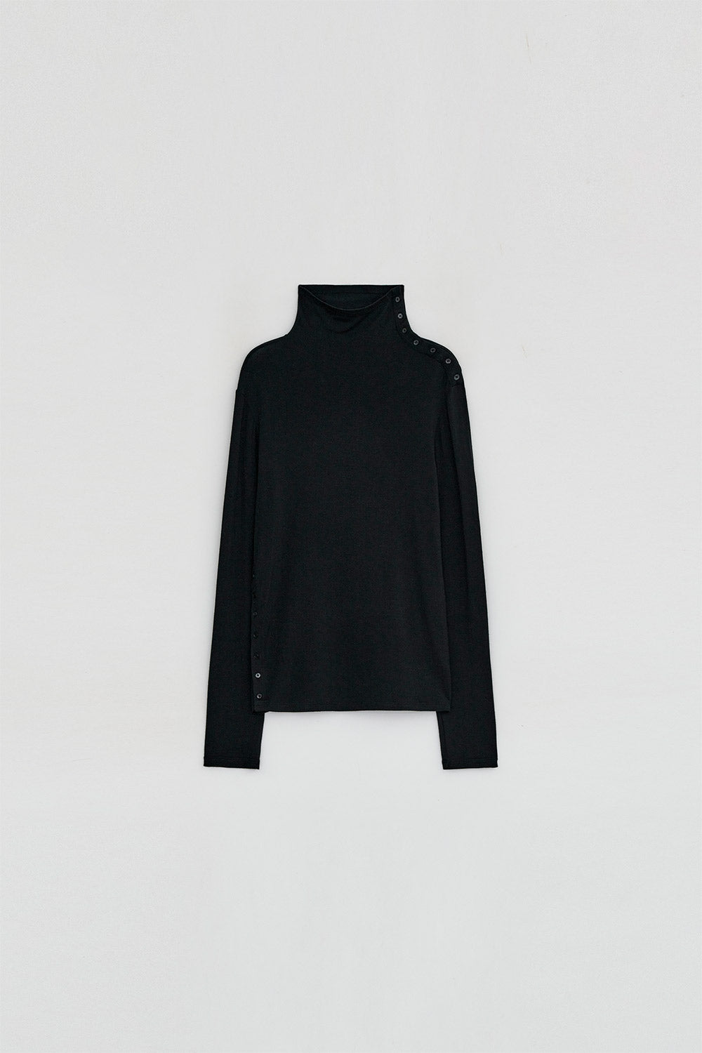 DIAGONAL BUTTON SLIT TOP-BLACK