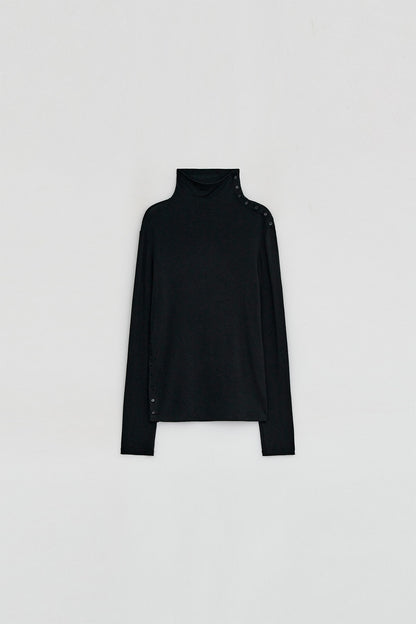 DIAGONAL BUTTON SLIT TOP-BLACK