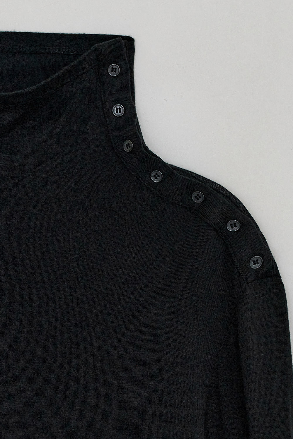 DIAGONAL BUTTON SLIT TOP-BLACK