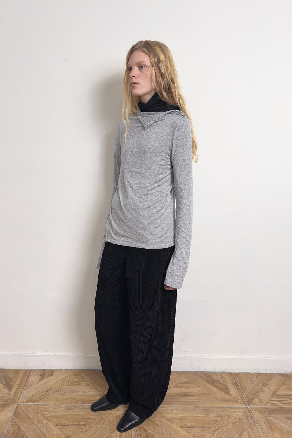 DIAGONAL BUTTON SLIT TOP-GREY