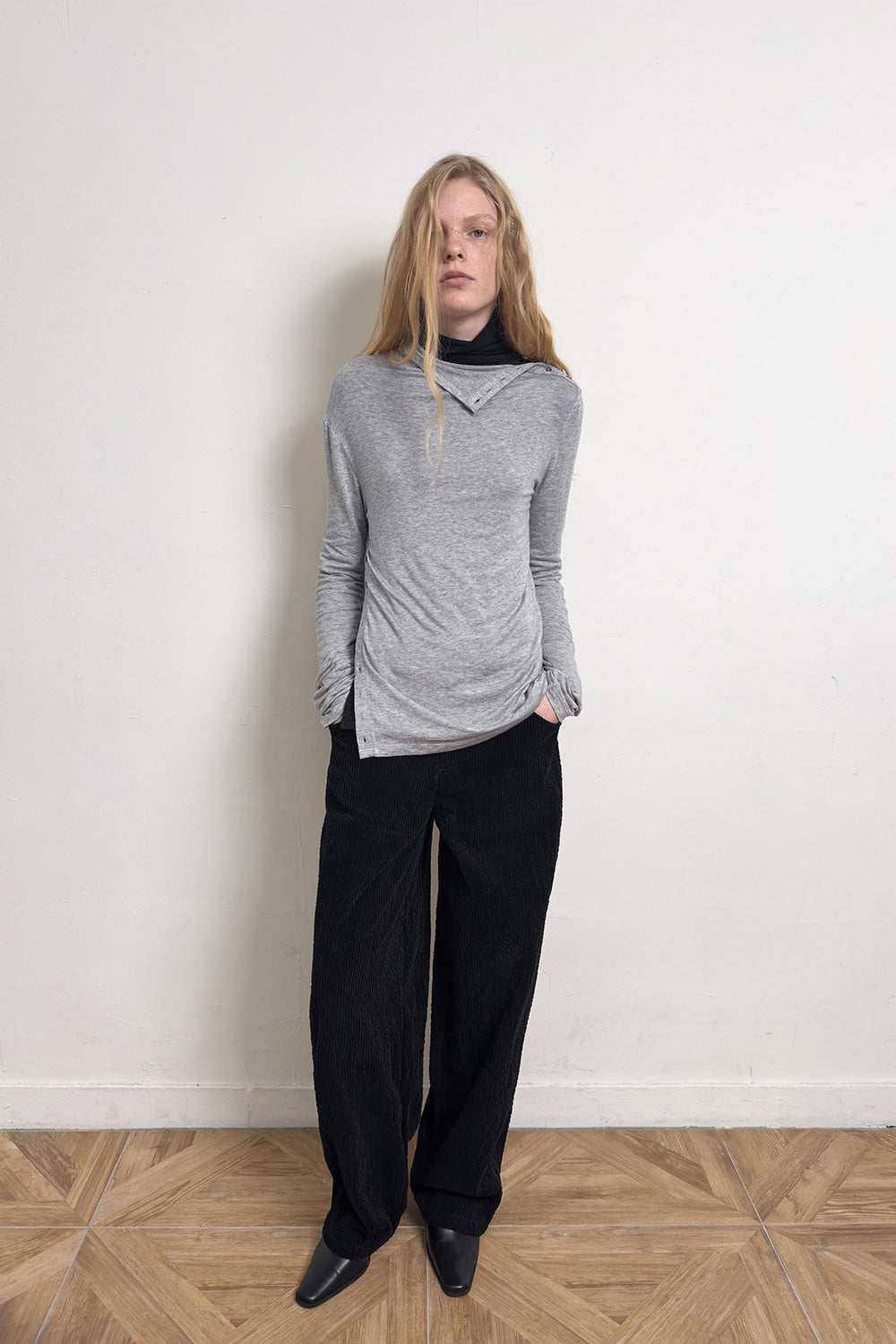 DIAGONAL BUTTON SLIT TOP-GREY