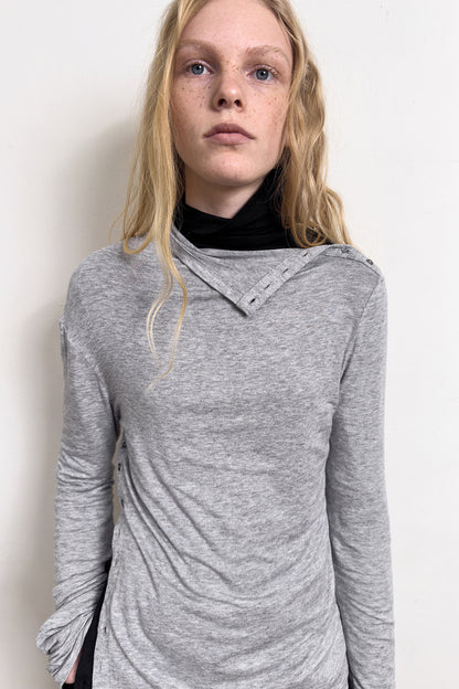 DIAGONAL BUTTON SLIT TOP-GREY