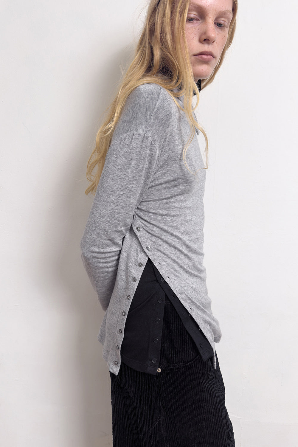 DIAGONAL BUTTON SLIT TOP-GREY