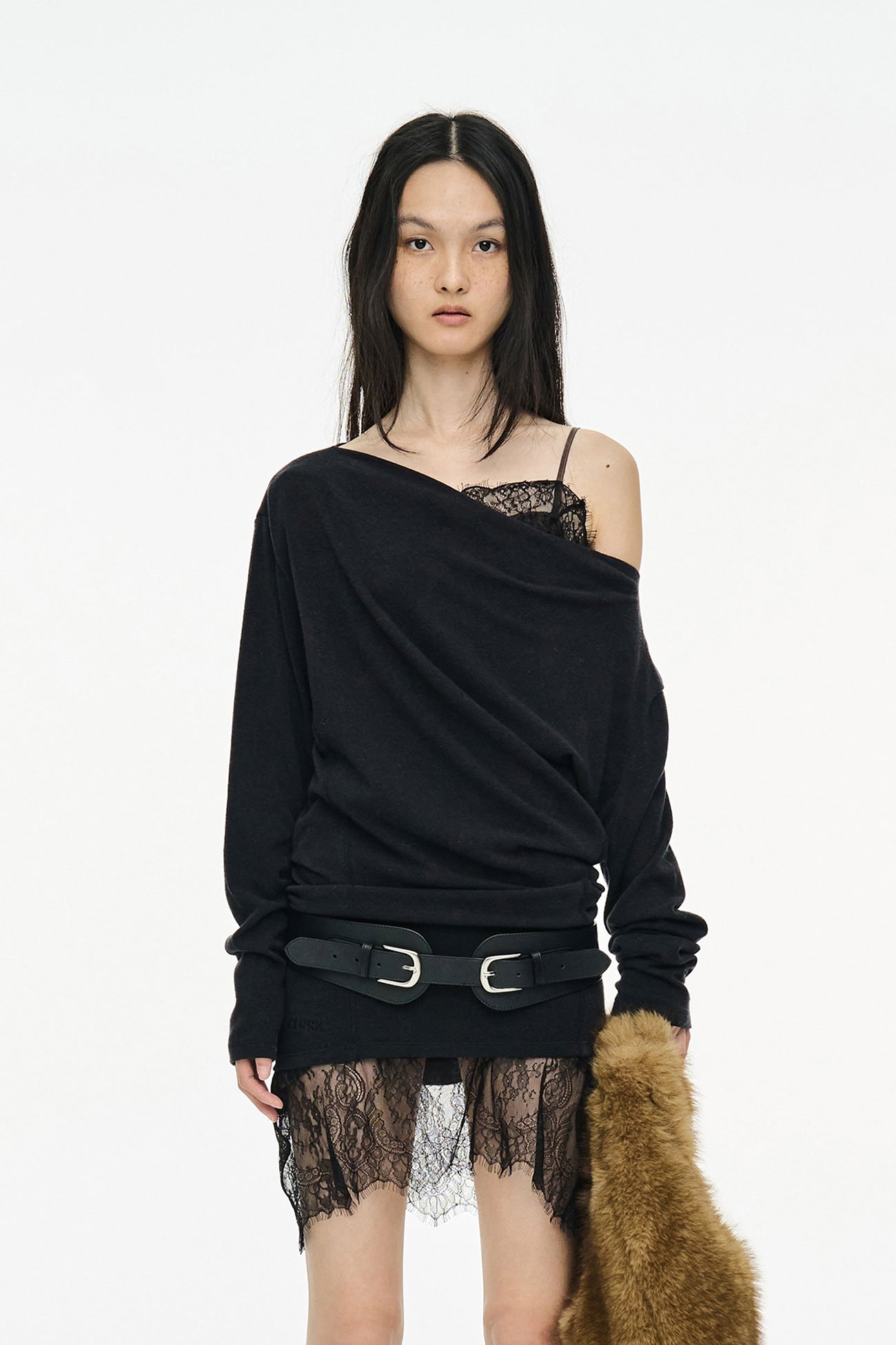 INCISION TAPERED TOP / BLACK