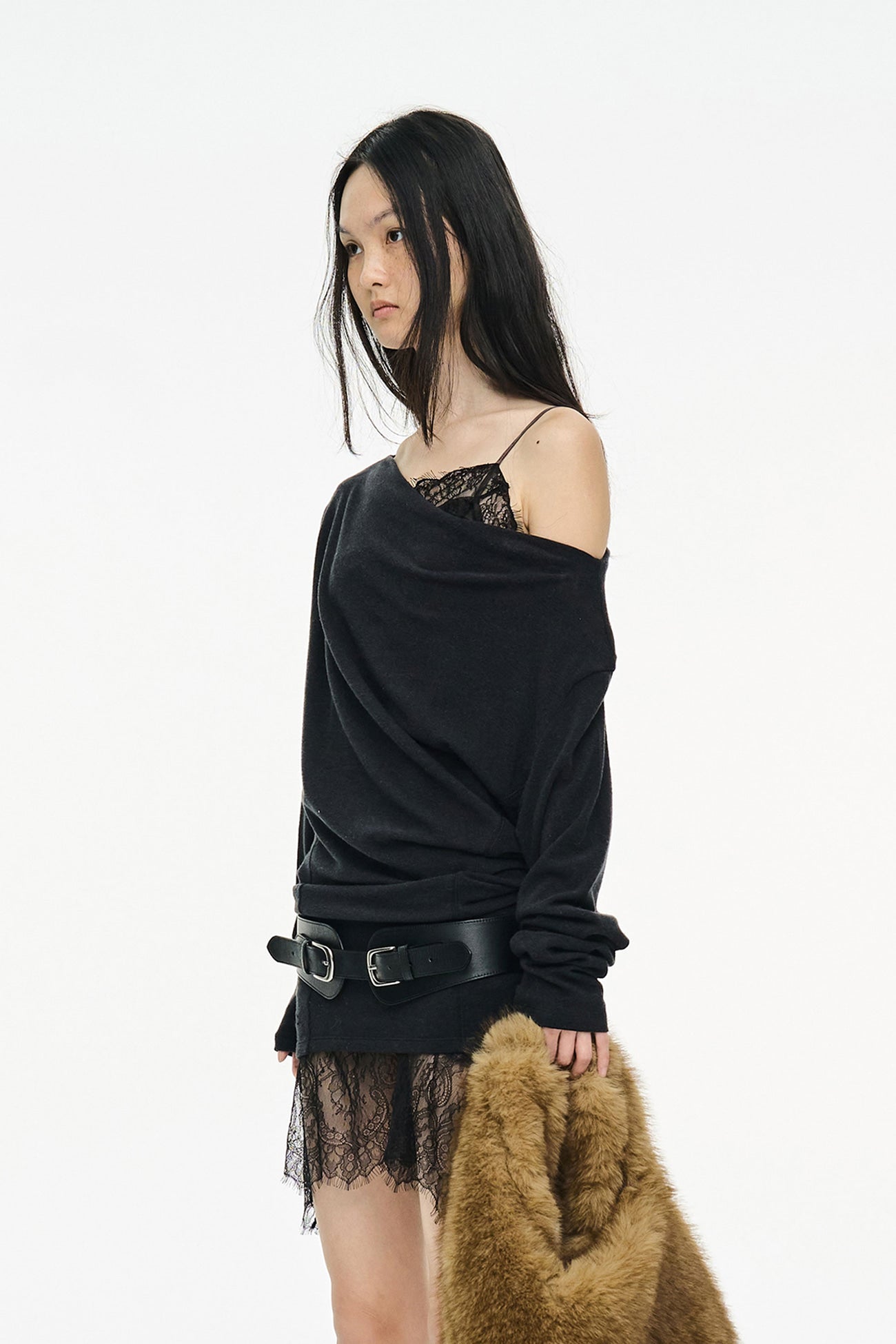 INCISION TAPERED TOP / BLACK