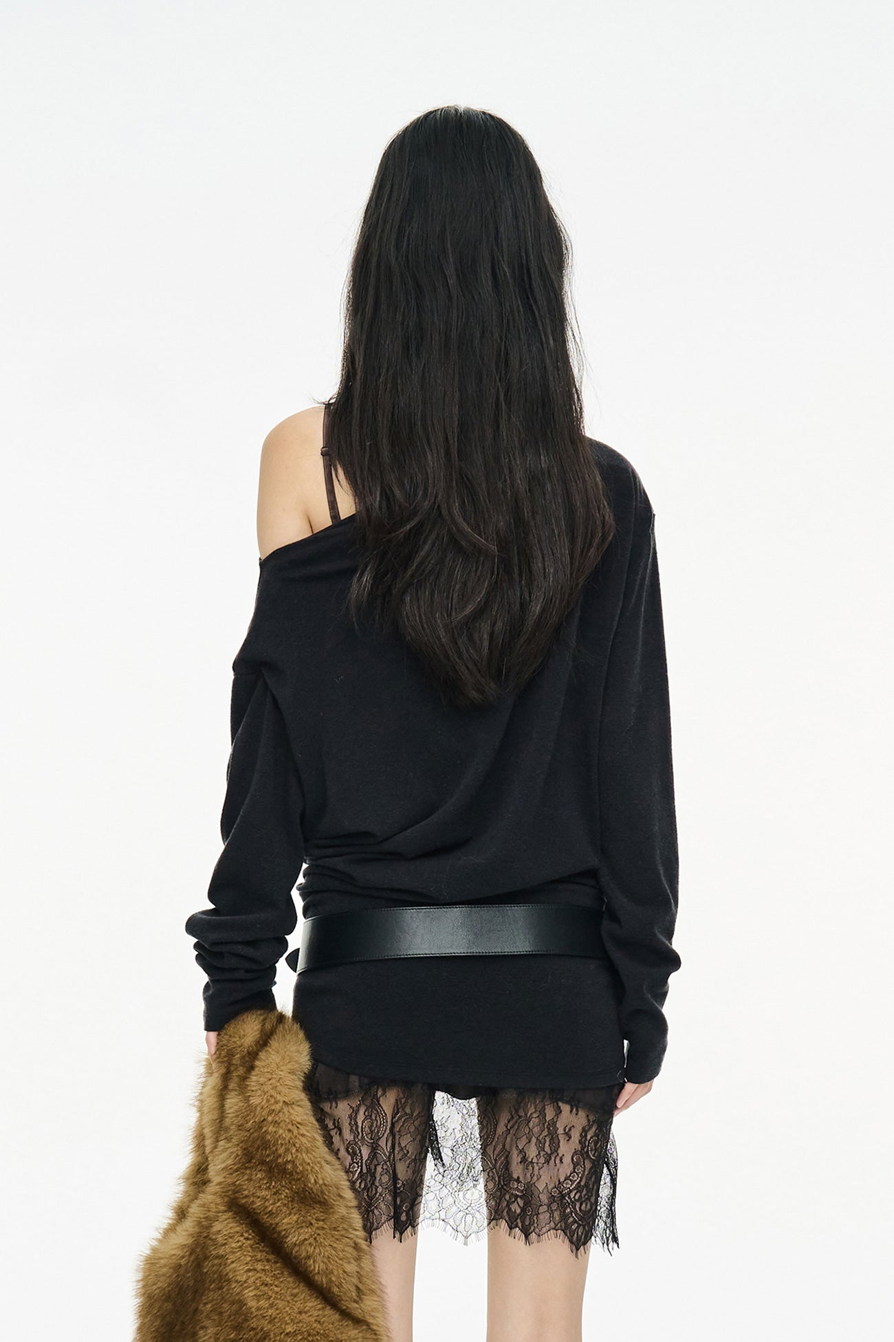 INCISION TAPERED TOP / BLACK