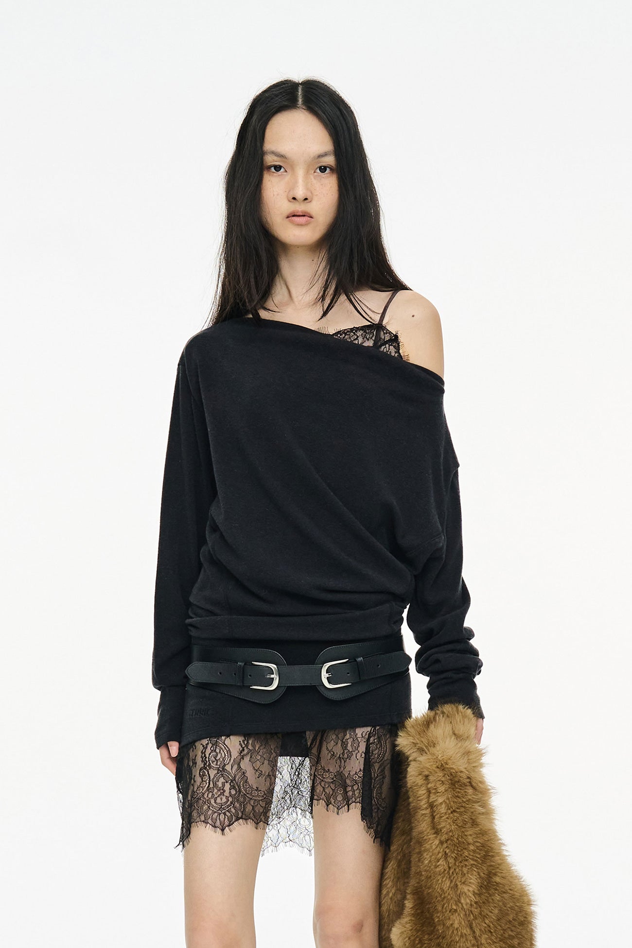 INCISION TAPERED TOP / BLACK