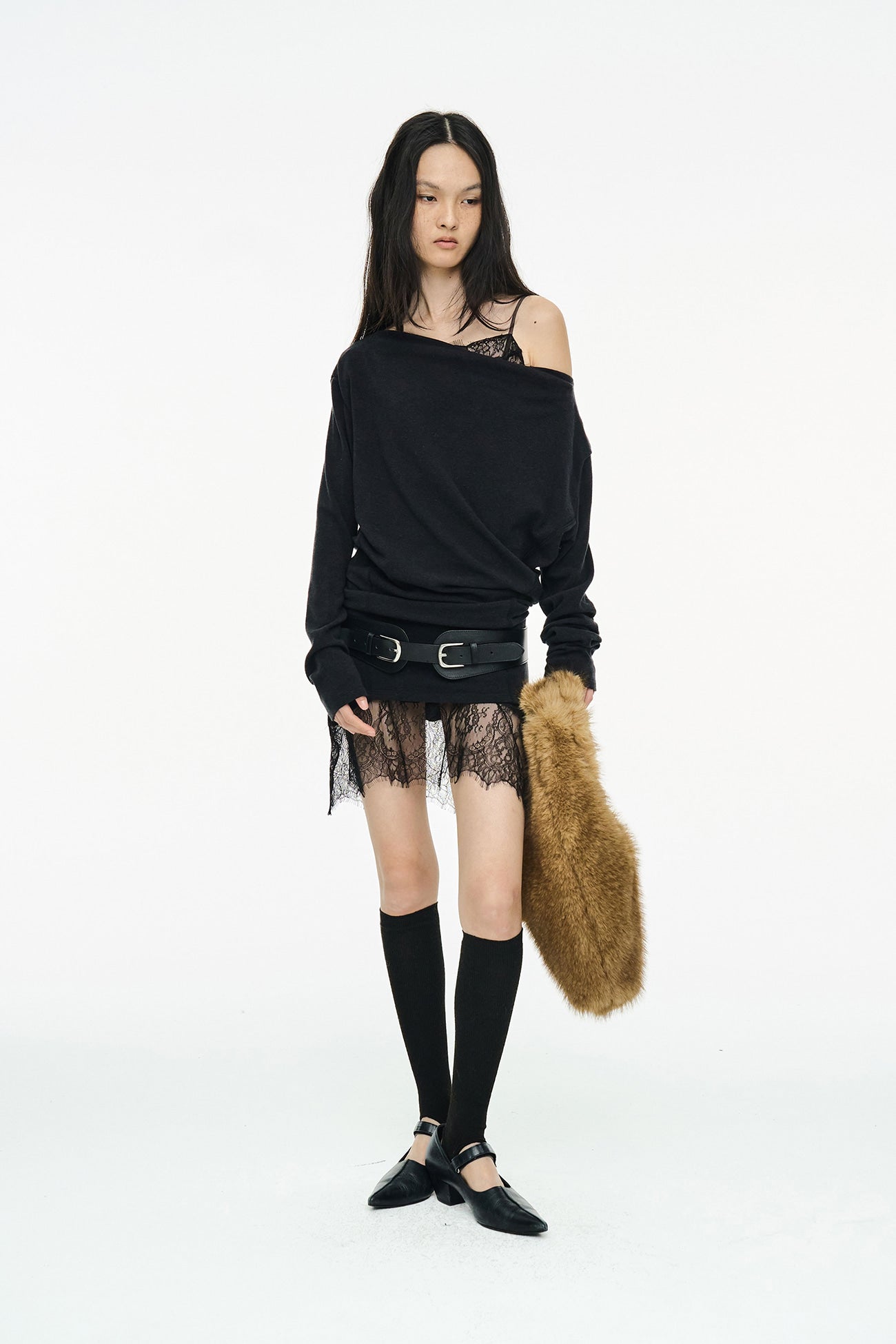 INCISION TAPERED TOP / BLACK