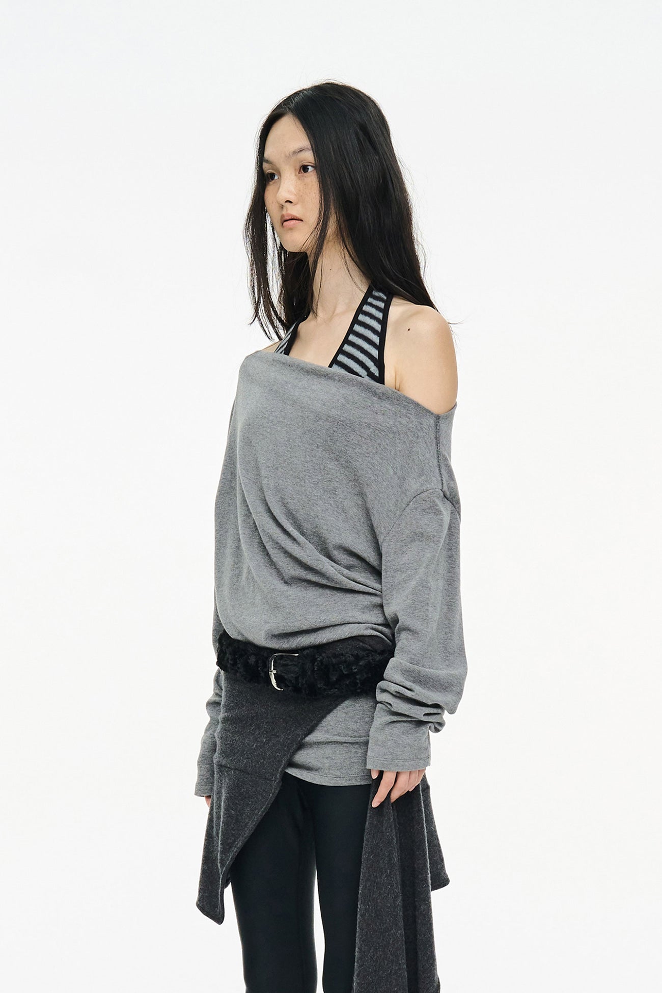 INCISION TAPERED TOP / GRAY