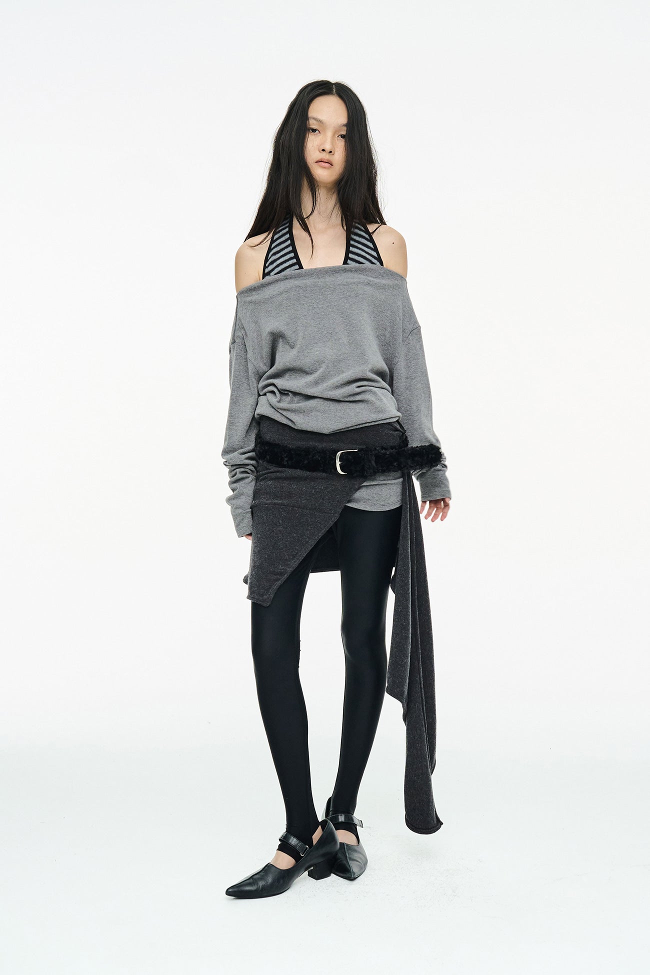 INCISION TAPERED TOP / GRAY