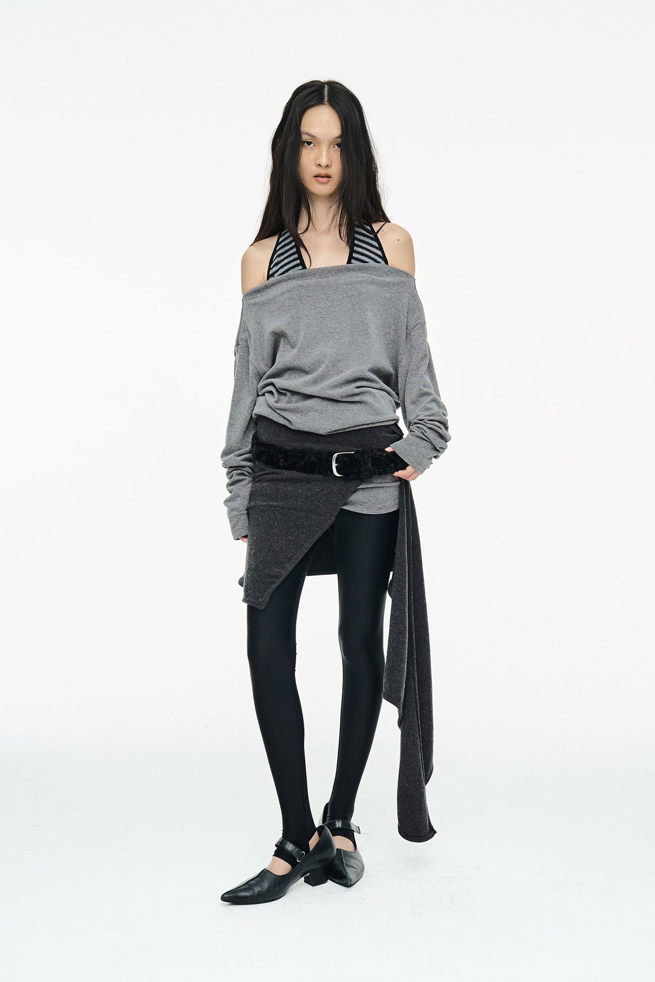 INCISION TAPERED TOP / GRAY