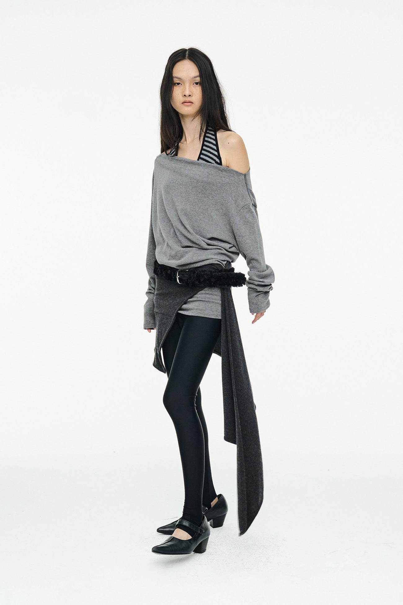 INCISION TAPERED TOP / GRAY