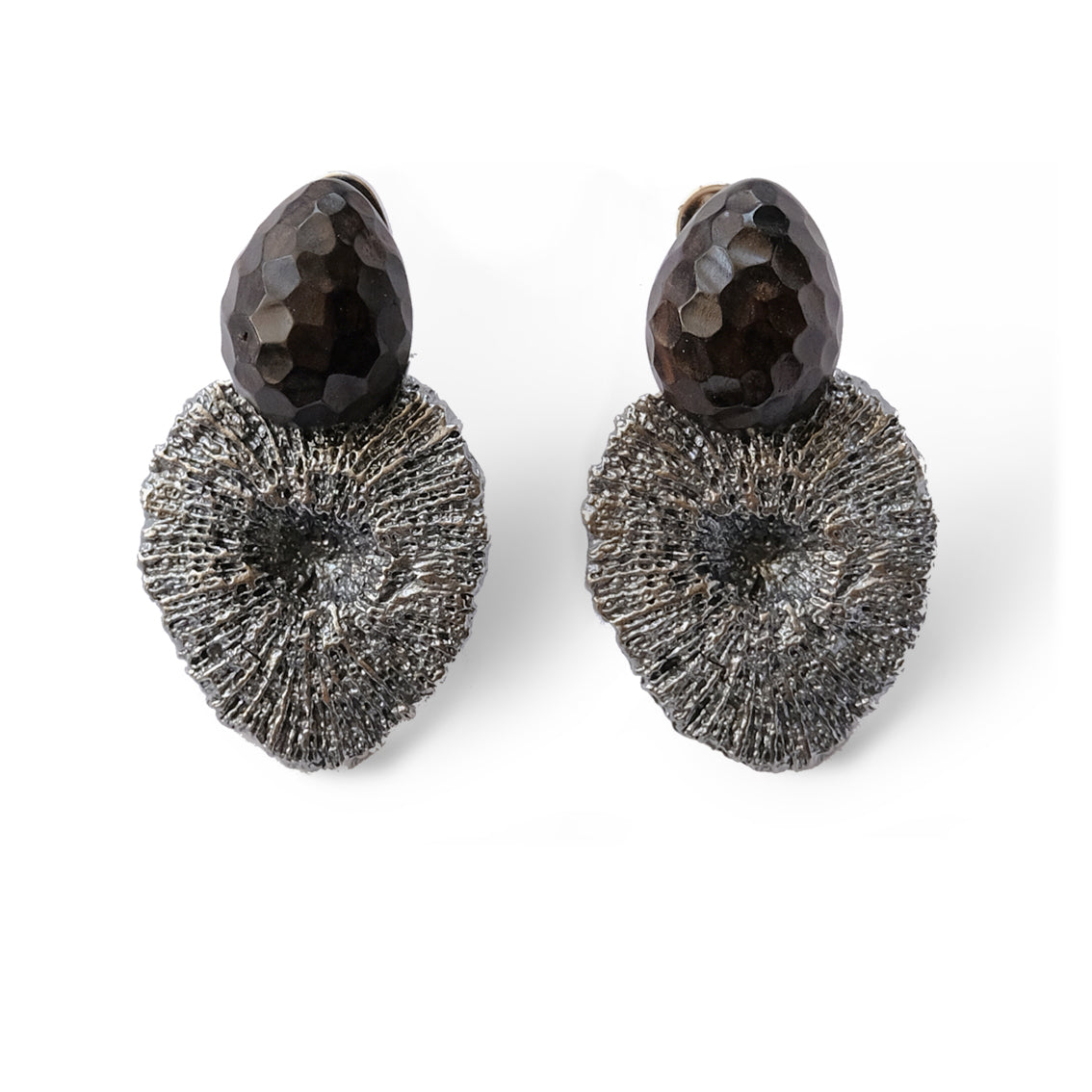 Li Realm Gilded Heart Kiss Earring Ebony Silver Antiqued