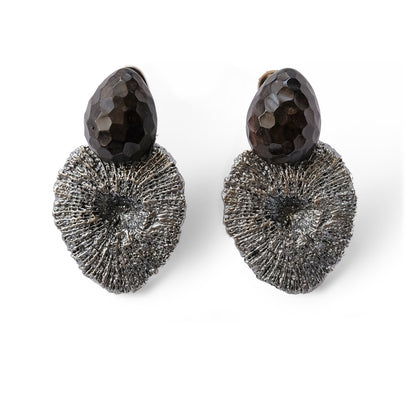 Li Realm Gilded Heart Kiss Earring Ebony Silver Antiqued