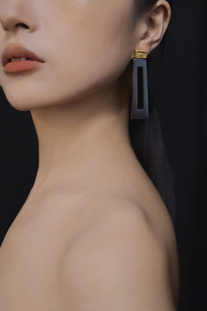 Li Realm Window Lattice Shadow Earring Ebony Gold
