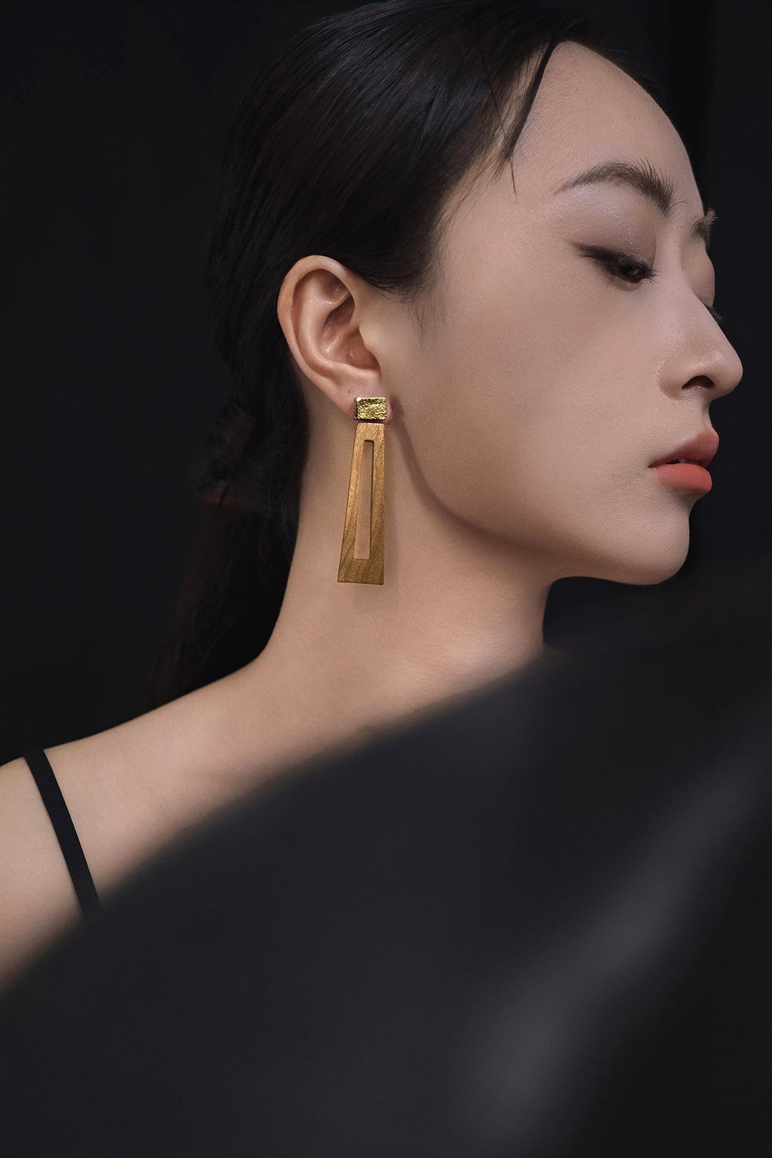 Li Realm Window Lattice Shadow Earring Golden Nanmu Wood Gold