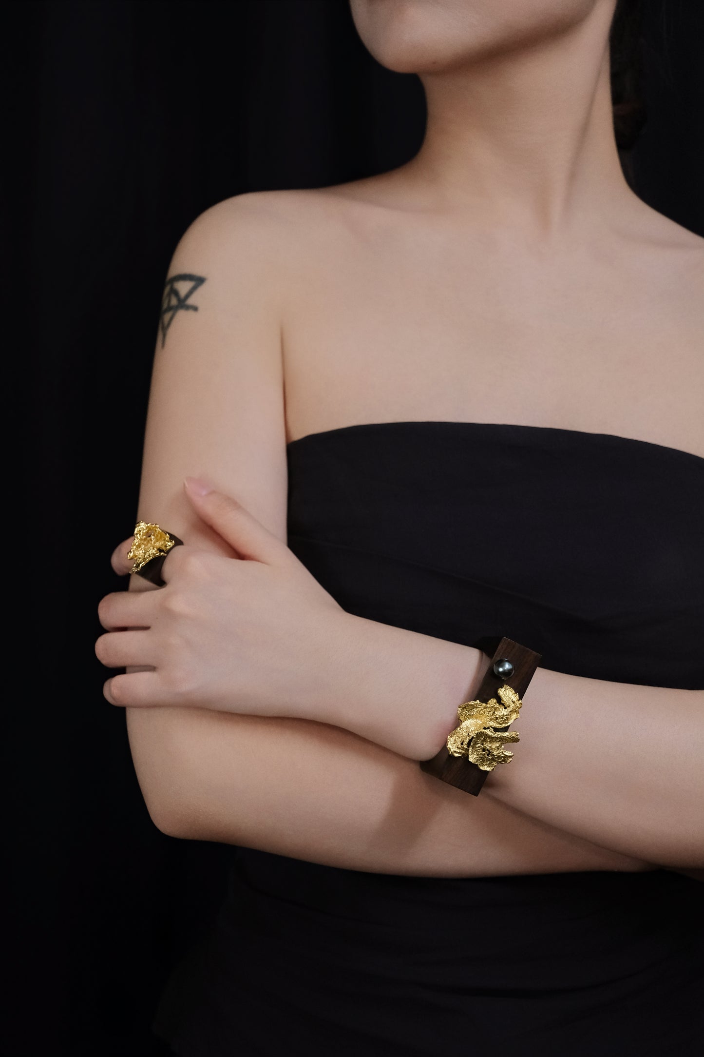Endless Life Ebony Ring Gold
