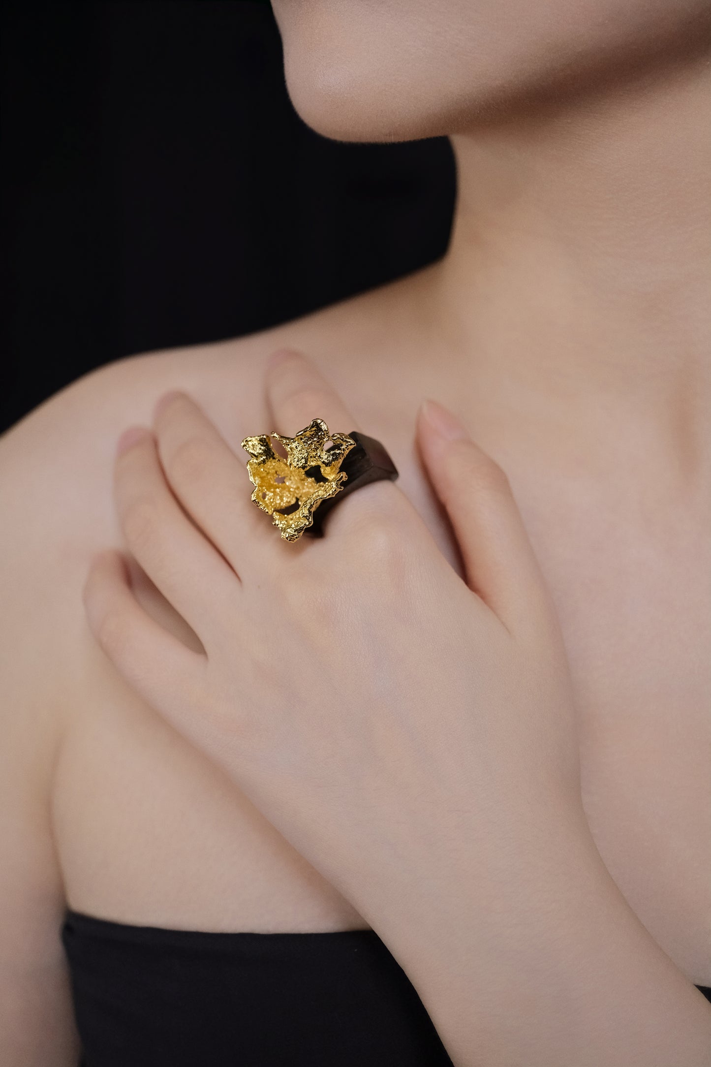 Endless Life Ebony Ring Gold