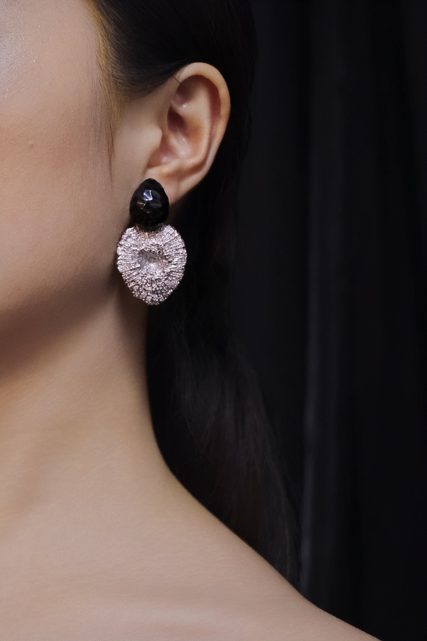 Li Realm Gilded Heart Kiss Earring Ebony Silver Palladium Plated