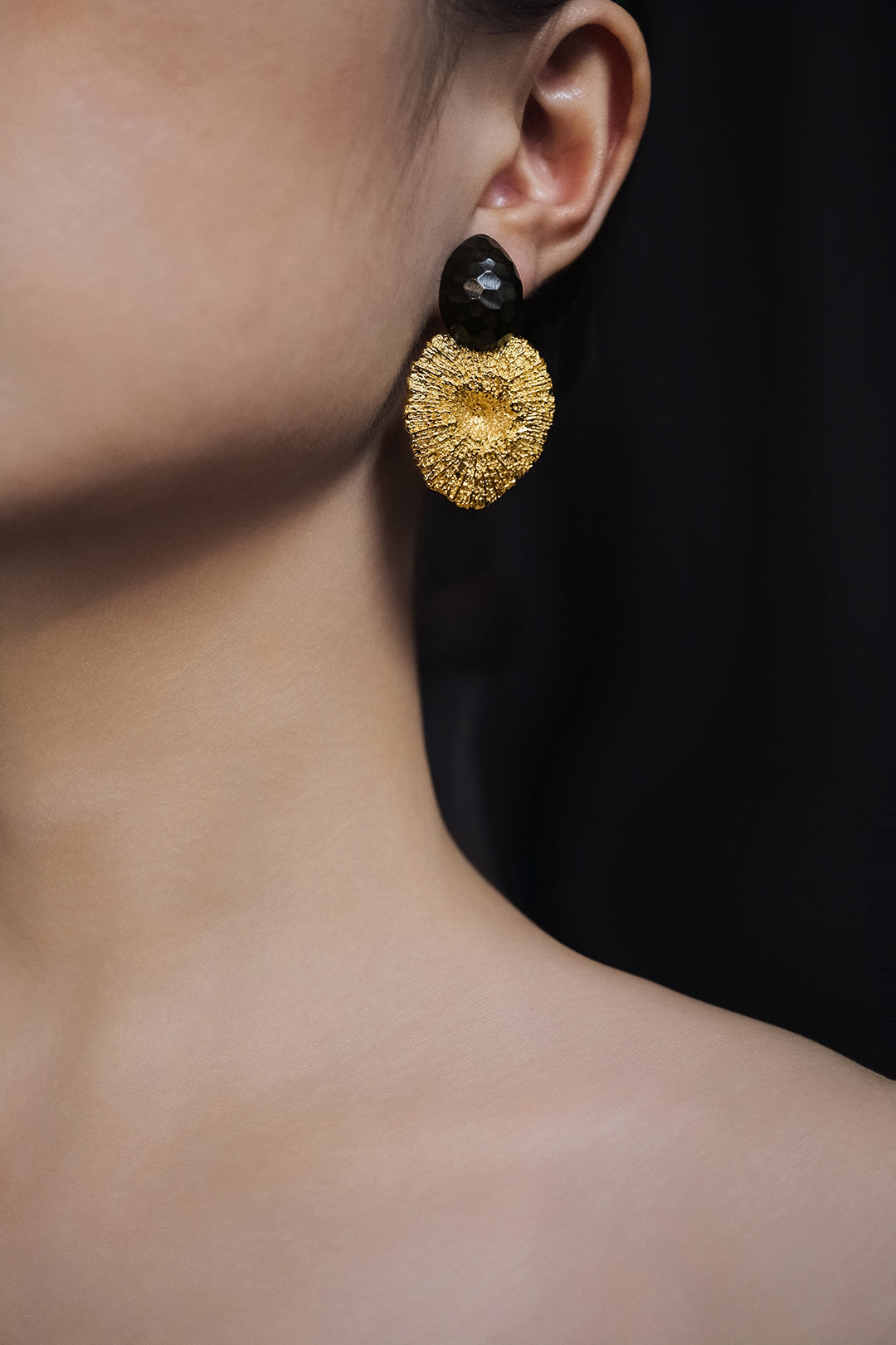 Li Realm Gilded Heart Kiss Earring Ebony Silver Thick Gold Plated