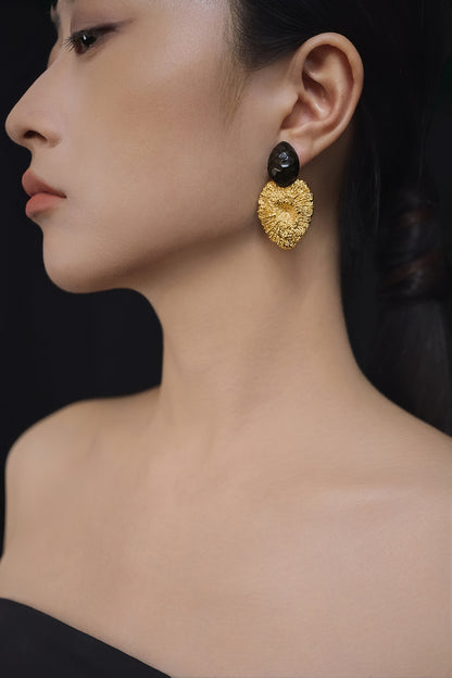 Li Realm Gilded Heart Kiss Earring Ebony Silver Thick Gold Plated