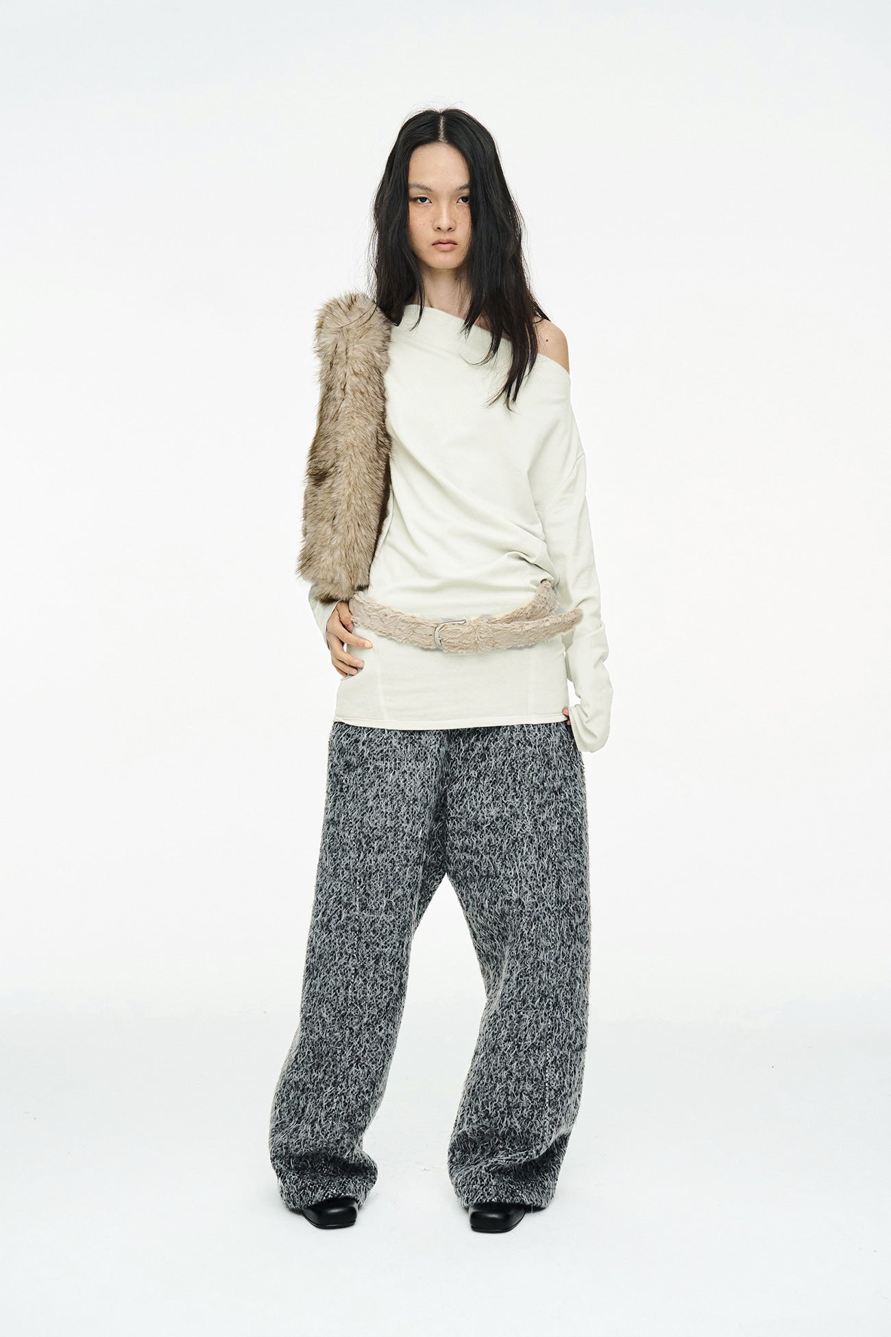 INCISION TAPERED TOP / IVORY